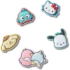 „B’hello Kitty® und Freunde – 5er-Pack Jibbitz-Schuhanhänger“ „B’hello Kitty® und Freunde – 5er-Pack Jibbitz-Schuhanhänger“