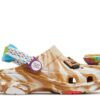 Cinnamon Toast Crunch x Classic All-Terrain Clog für Kleinkinder Cinnamon Toast Crunch x Classic All-Terrain Clog für Kleinkinder