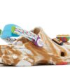 Cinnamon Toast Crunch x Classic All-Terrain Clog für Kleinkinder Cinnamon Toast Crunch x Classic All-Terrain Clog für Kleinkinder