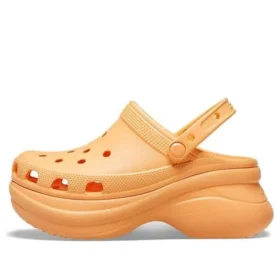 Classic Clog im Retro-Stil, Crocs, dicke Sohle, orange, Sandalen mit kleinem Wal-Motiv