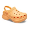 Classic Clog im Retro-Stil, Crocs, dicke Sohle, orange, Sandalen mit kleinem Wal-Motiv