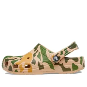 Classic Clog mit Camouflage-Print „Khaki-Grün“