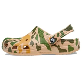 Classic Clog mit Camouflage-Print „Khaki-Grün“