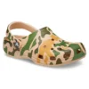 Classic Clog mit Camouflage-Print „Khaki-Grün“
