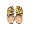 Classic Clog mit Camouflage-Print „Khaki-Grün“