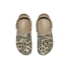 Classic Clogs mit Camouflage-Print „Brown“