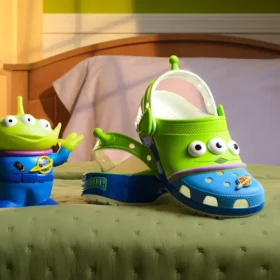 Disney und Pixars „Toy Story“ Alien Classic Clog