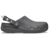 Handgefertigter Clog mit Perlenkette