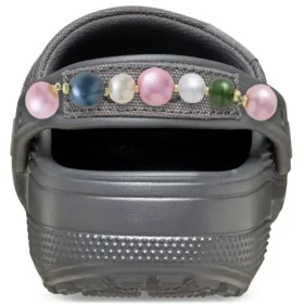 Handgefertigter Clog mit Perlenkette