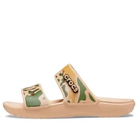 Klassische Crocs mit Krokodil-Camo-Print „Tan Green“