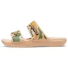 Klassische Crocs mit Krokodil-Camo-Print „Tan Green“