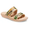 Klassische Crocs mit Krokodil-Camo-Print „Tan Green“