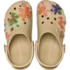 Klassischer Sommer-Clog mit Perlenverzierung Klassischer Sommer-Clog mit Perlenverzierung