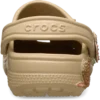 Klassischer Sommer-Clog mit Perlenverzierung Klassischer Sommer-Clog mit Perlenverzierung