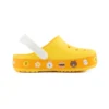 Kleine Crocs-Strandsandalen in Gelb