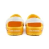 Kleine Crocs-Strandsandalen in Gelb