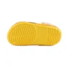 Kleine Crocs-Strandsandalen in Gelb