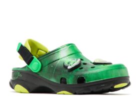 Ron English x All-Terrain Clog für Kinder „Area 54 – Green Galaxy“