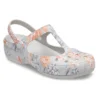 Sandalen mit weißen Blumen
