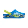 Sportliche blaue Sandalen mit flachem Absatz und lustigem Muster