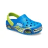 Sportliche blaue Sandalen mit flachem Absatz und lustigem Muster