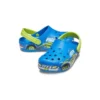 Sportliche blaue Sandalen mit flachem Absatz und lustigem Muster