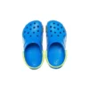 Sportliche blaue Sandalen mit flachem Absatz und lustigem Muster
