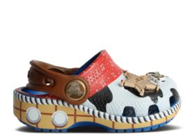 Toy Story x Classic Clog Kleinkind „Woody“