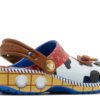Toy Story x Classic Clog Kleinkind „Woody“ Toy Story x Classic Clog Kleinkind „Woody“